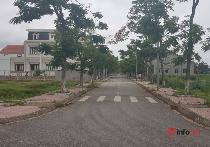“Do dự án làm dở dang khiến khu đô thị bị mất mỹ quan, nhếch nhác, người dân mua đất cũng đã phản ánh nhiều lần đến xã về tình trạng này. Liên quan đến 2 tuyến đường đấu nối chưa hoàn thiện, vừa rồi địa phương cũng đã nhiều lần báo cáo đề nghị chủ đầu tư thực hiện theo hồ sơ dự án nhưng đến nay vẫn chưa hoàn thiện”, một lãnh đạo UBND xã Cương Gián thông tin. (Ảnh: Infonet).