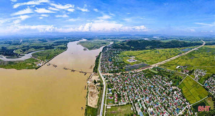 Cầu Hưng Đức bắc qua sông Lam nối hai huyện Hưng Nguyên (Nghệ An) và Đức Thọ (Hà Tĩnh) có chiều dài hơn 4km, rộng 17m là công trình quan trọng của dự án. (Ảnh: Báo Hà Tĩnh).