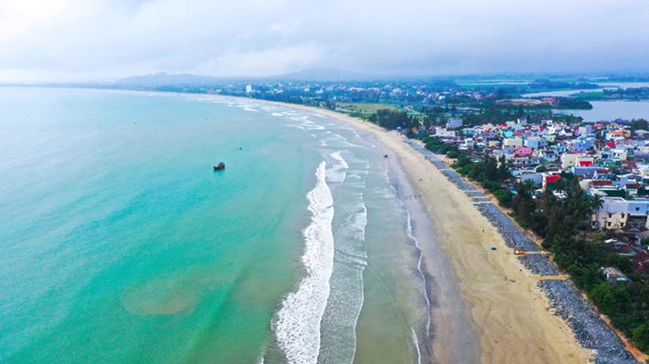 Với chiều dài 7km, bãi biển Mỹ Khê (xã Tịnh Khê, TP Quảng Ngãi, tỉnh Quảng Ngãi) được các nhà đầu tư đánh giá cao là địa chỉ tiềm năng để phát triển du lịch. (Ảnh: Kinh tế & Đô thị).