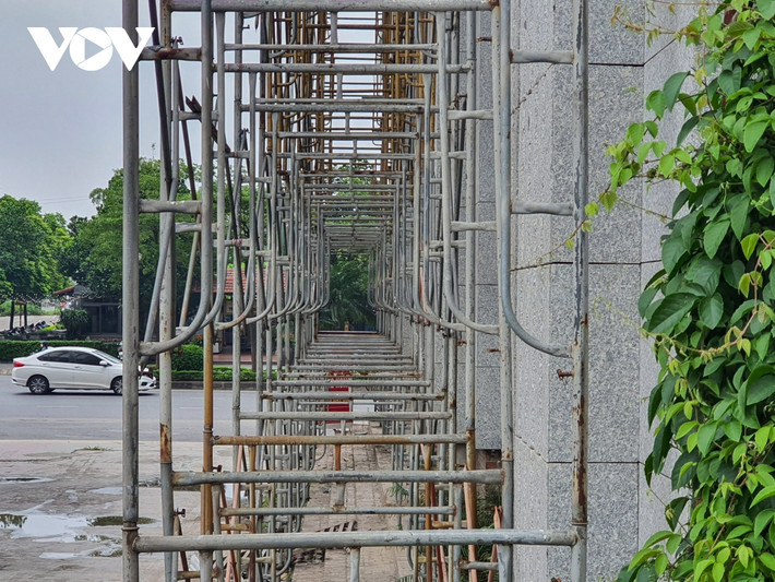Hệ thống dàn giáo xây dựng hoen rỉ xuống cấp, tiềm ẩn nhiều nguy cơ mất an toàn cho người dân di chuyển qua khu vực trên. (Ảnh: VOV).
