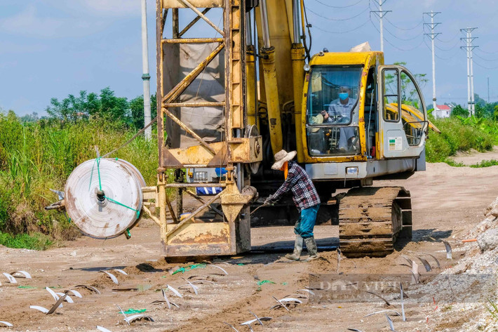 Các máy móc thi công vẫn hoạt động tại các điểm xây dựng dọc tuyến đường. Tuy nhiên, vẫn còn một số đoạn dọc tuyến đường chưa thi công, xuất hiện tình trạng cỏ mọc um tùm. (Ảnh: Dân Việt).