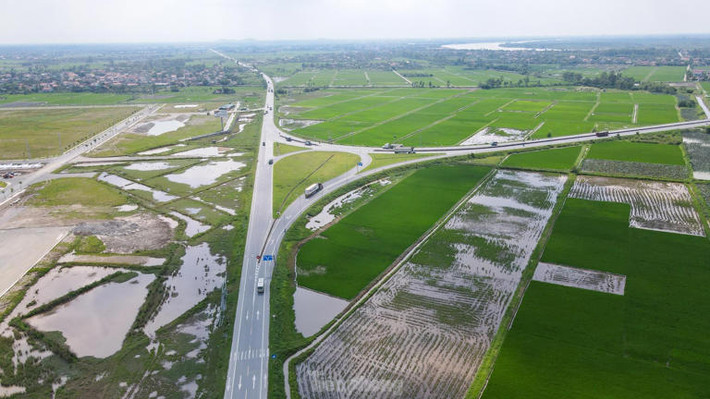 Dự án thành phần II (giai đoạn 2) thuộc dự án đầu tư xây dựng tuyến đường bộ nối đường cao tốc Hà Nội - Hải Phòng với đường cao tốc Cầu Giẽ - Ninh Bình, đoạn qua tỉnh Hà Nam có chiều dài 16,5 km. (Ảnh: Tiền Phong).