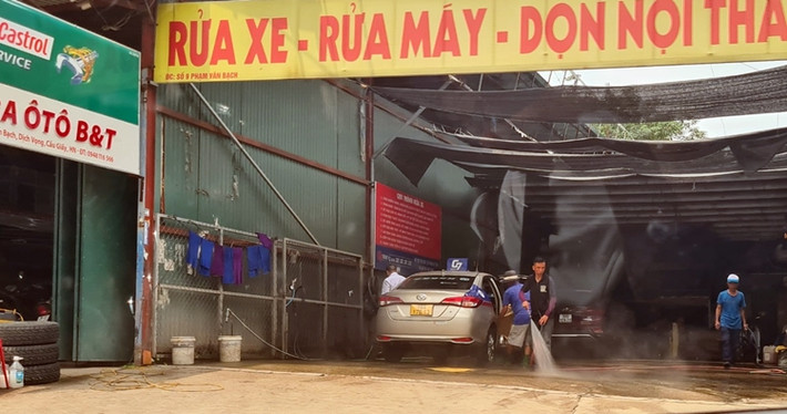 Dư luận đặt nhiều câu hỏi về việc, tại sao các gara ô tô có thể ngang nhiên được xây dựng tại lô đất D27 phố Phạm Văn Bạch?
