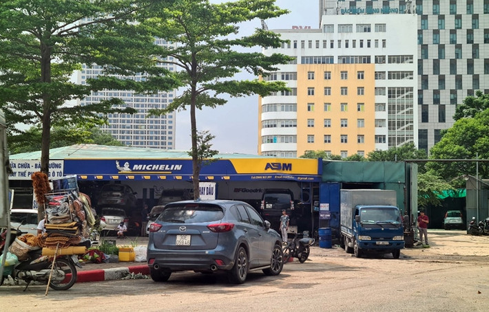 Như Báo Tri thức và Cuộc sống đã phản ánh, lô đất D27 phố Phạm Văn Bạch, thuộc địa bàn phường Dịch Vọng Hậu và phường Yên Hòa (Cầu Giấy) bị “xẻ thịt” thành nhiều gara sửa chữa và bảo dưỡng xe ô tô, quán ăn… không phép, nhưng không thấy chính quyền sở tại xử lý dứt điểm?