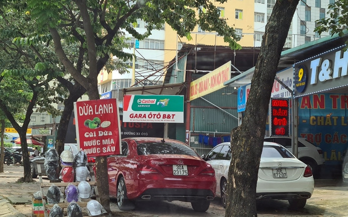 Hình ảnh xe ô tô đỗ vô tội vạ trên vỉa hè, phía trước các gara tại lô đất D27 phố Phạm Văn Bạch vẫn không được cải thiện. Khoảng thời gian phóng viên ghi nhận cũng không thấy bóng dáng bất kỳ lực lượng chức năng nào đến nhắc nhở, xử lý?