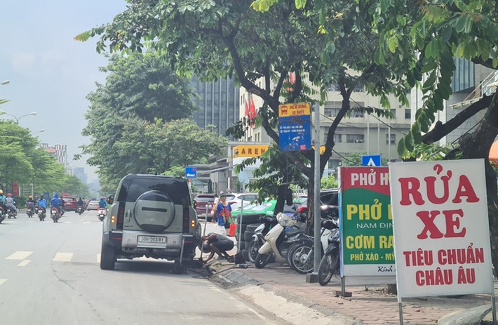 Hình ảnh nhếch nhác gây mất mỹ quan đô thị, tiềm ẩn nguy cơ tai nạn cho người tham gia giao thông qua khu vực này.