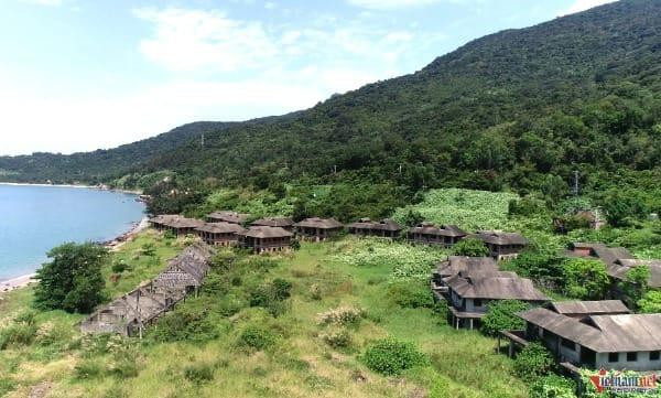 Dọc con đường phía Đông bán đảo Sơn Trà (TP Đà Nẵng) có hàng loạt căn biệt thự của dự án Tổ hợp Khu du lịch dịch vụ cao cấp Sơn Trà (Sontra Resort & Spa) xây dựng dang dở, đang bỏ hoang nhiều năm qua. (Ảnh: Vietnamnet).