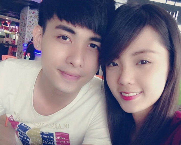 Lâm Á Hân - Minh Tú: Hai cựu thành viên nhóm hài BB&BG từng được giới trẻ hết lời trầm trồ, ngưỡng mộ vì không chỉ đẹp đôi, mà còn thường xuyên dành cho nhau những khoảnh khắc ngọt ngào. Tháng 3/2015, họ đặt dấu chấm hết cho mối tình 6 năm mặn nồng. Lâm Á Hân hiện là mẹ của một nhóc tỳ kháu khỉnh cùng rapper Phạm Hồng Hải.