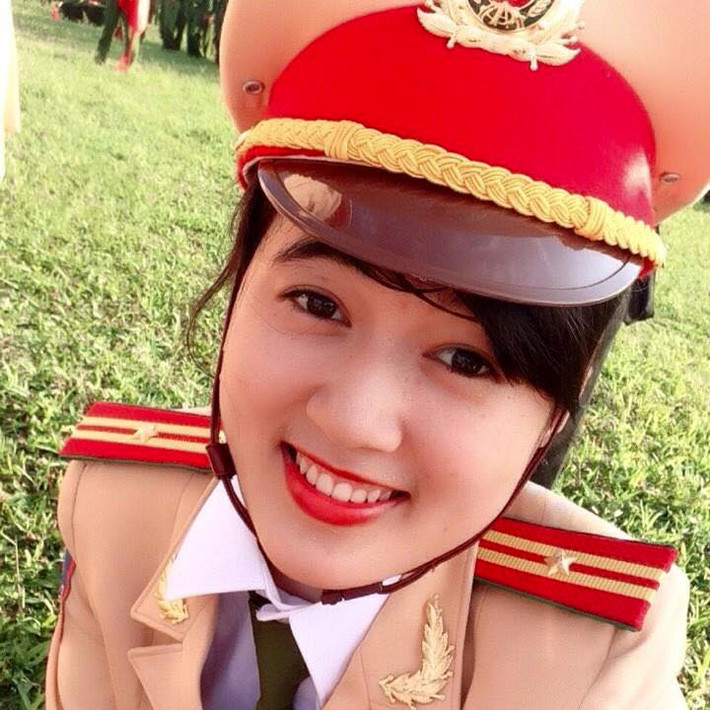 Bất ngờ nổi tiếng trên mạng, Nguyệt Hằng tỏ ra rất bất ngờ. Khi được bạn bè gắn tên vào những bài viết liên quan đến “hot girl CSGT trong đoàn diễu binh”, “Nữ CSGT xinh nhất đoàn diễu binh”… Nguyệt Hằng còn tỏ ra khá ngại ngùng.
