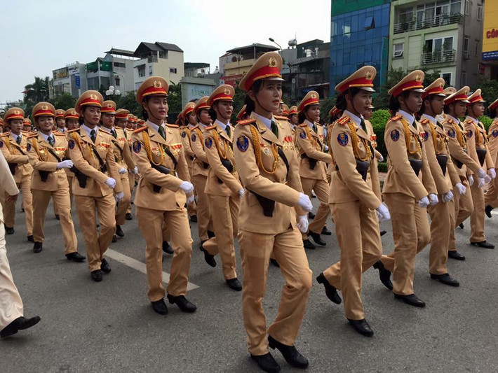 Nữ CSGT xinh đẹp quê Thanh Hoá, từng là học sinh chuyên Lý của trường THPT chuyên Lam Sơn, tốt nghiệp năm 2013 và mới đây vinh dự được góp mặt trong đoàn diễu binh mừng kỷ niệm 70 năm Quốc khánh 2/9.