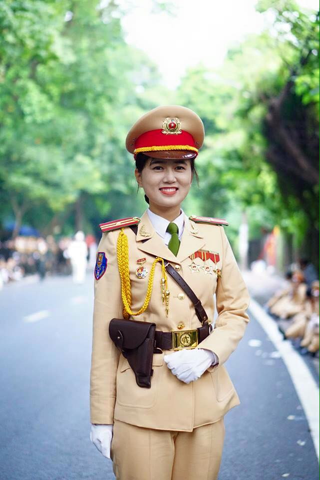 Ngoài ra, dân mạng Việt còn so sánh vẻ đẹp giữa Nguyệt Hằng và Sơn Quỳnh – nữ chiến sĩ trưởng khối Quân y trong đoàn diễu binh 2/9, người có bức ảnh nhận 3 tỷ lượt like trên Facebook. Nhiều dân mạng cho rằng, so với Sơn Quỳnh, Nguyệt Hằng có vẻ đẹp không hề kém cạnh, có những nét ấn tượng, hấp dẫn riêng.
