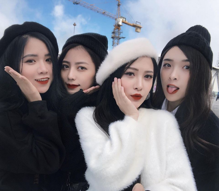 Một trong những khuôn mặt đáng chú ý nhất là Dư Hàng My - một hotgirl có tiếng của Hà Tĩnh. Cô gái có cái tên đặc biệt này chỉ cao 1m53 nhưng sở hữu vóc dáng gợi cảm nóng bỏng, khuôn mặt xinh đẹp, cá tính và gout thời trang cực chất. Em họ Hương Tràm sinh năm 1994, hiện đang học năm cuối tại trường ĐH Văn hóa Hà Nội. Ngoài thời gian học, My làm một người mẫu nghiệp dư.