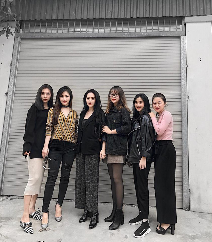 Năm nay, Hương Tràm không nhận nhiều show mà dành thời gian về nhà ăn tết tại Nghệ An. Nữ ca sĩ Em gái mưa hạnh phúc khoe ảnh bên gia đình, họ hàng. Một trong những hình ảnh gây sốt trên Facebook của cô là dàn em gái xinh đẹp, sành điệu hết nấc.