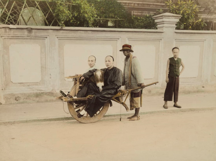 Một số bức ảnh ghi lại cảnh đời thường trên đường phố Trung Quốc vào thế kỷ 19. Ảnh: CNN.