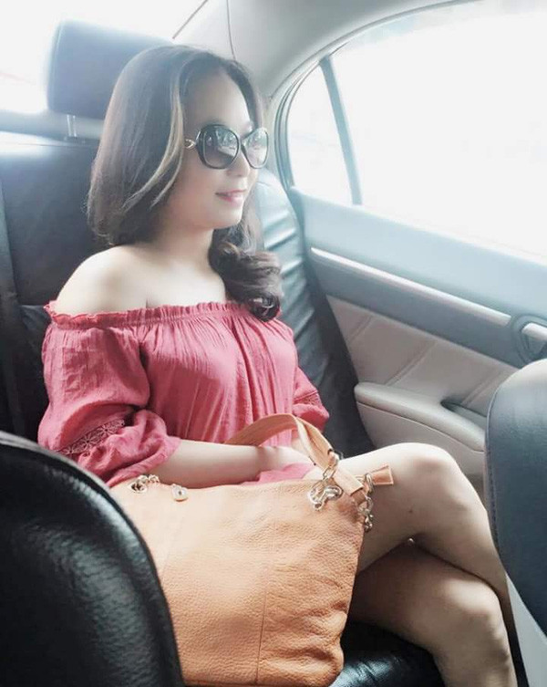 Không chỉ sở hữu ngoại hình nổi bật, bà nội U40 còn có gu thời trang trẻ trung, sành điệu. Bức hình cô Xuân Hương đeo kính râm ngồi trong ô tô "sang chảnh" nhận được cả ngàn lượt like từ phía dân mạng. Nhiều người bày tỏ, mẹ chồng còn trẻ và xinh hơn cả con dâu.