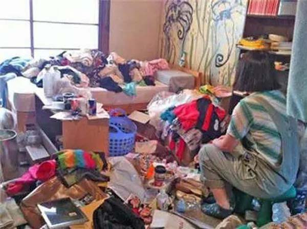 Đây không phải là lần đầu tiên cư dân mạng được chiêm ngưỡng tác phẩm 'hội họa trừu tượng' do các thiếu nữ làm nên từ đồ dùng cá nhân của mình.