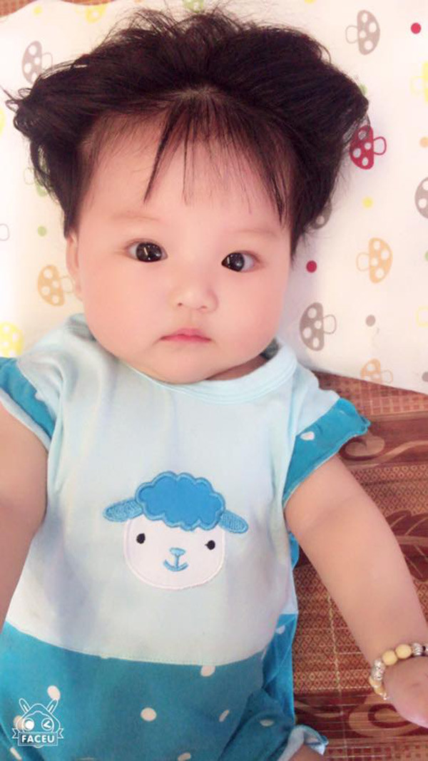 Đến thời điểm hiện tại, dù mới 4 tháng nhưng Dừa có nét khác biệt so với các bé cùng lứa nhờ mái tóc đen nháy và lượng tóc dày có thể… thắt bím. Ngoài ra, bé Dừa còn sở hữu gương mặt xinh xắn, bầu bĩnh cùng nụ cười vô cùng đáng yêu.