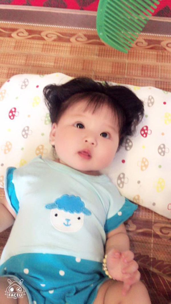 Khi những hình ảnh về Dừa được chia sẻ và nhận được sự quan tâm của cộng đồng mạng, gia đình em bé tỏ ra khá bình thường, không quá vui mừng.