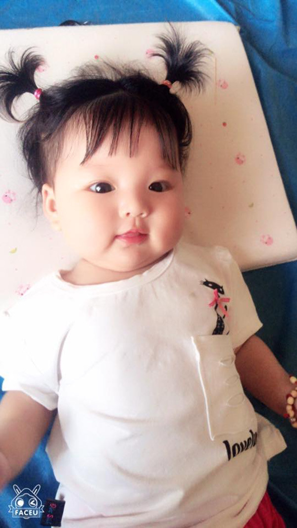 “Dừa ngoan lắm, ít khi khóc và miệng lúc nào cũng chúm chím cười. Bé thích nghịch tóc người khác và đặc biệt còn thích… bú chân mình” - Ly chia sẻ.