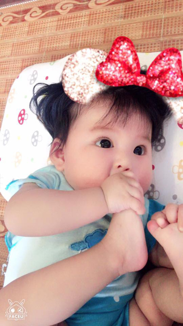 Tài khoản facebook chia sẻ hình ảnh của em bé đáng yêu này tên là Trần Thị Khánh Ly, cũng là người thân của bé. Ly cho biết bé gái xinh xắn tên ở nhà là Dừa, vừa tròn 4 tháng, hiện đang sống cùng gia đình tại Bắc Ninh. Người thân ít khi chụp hình cho bé vì sợ tiếp cận với công nghệ sớm sẽ ảnh hưởng đến thị giác non yếu của trẻ.