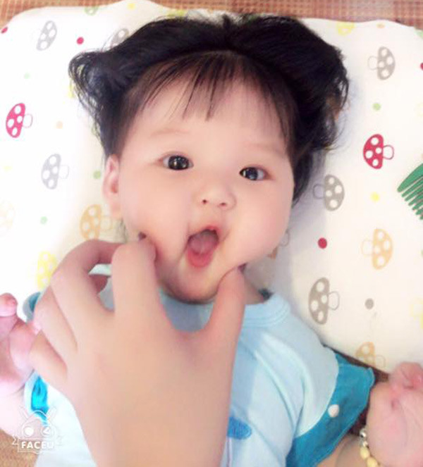 “Ôi, em bé đáng yêu quá, sẽ cố “nặn một cục” như thế này”; “Mắt tròn quá, gương mặt bầu bĩnh như búp bê vậy”; “Em bé đáng yêu, tóc dày và đen, nhưng có vẻ cứng cáp hơn độ tuổi 4 tháng mà người chia sẻ hình ảnh đã đăng tải”;… là những bình luận mà dân mạng để lại dưới bức ảnh chụp em bé này.