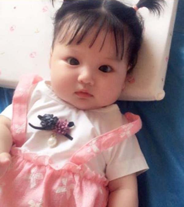 Những em bé kháu khỉnh, xinh xắn cùng biểu cảm ngây thơ luôn là “thần dược” giúp người lớn quên đi những mệt nhọc, những áp lực vô hình trong cuộc sống. Mới đây, trên nhiều diễn đàn yêu trẻ nhỏ cùng hội các bà mẹ bỉm sữa đã chia sẻ hình ảnh của một nhóc tì 4 tháng tuổi với mái tóc đen láy cùng gương mặt như búp bê. Bức ảnh nhanh chóng nhận được nhiều bình luận quan tâm của thành viên mạng, đặc biệt là các bạn nữ.