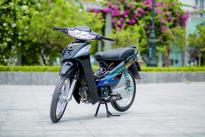 Dù Honda đã xây dựng nhà máy tại Việt Nam từ hàng chục năm trước, trào lưu chơi xe nhập Thái Lan vẫn được nhiều người yêu thích đến tận hôm nay. Hai mẫu xe nhập Thái được ưa chuộng nhất là Honda Wave và Dream. Với kiểu dáng thời trang và trẻ trung hơn, Wave trở thành dòng xe phổ thông nhiều người trẻ lựa chọn.