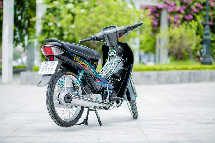 Wave 110 nhập Thái đời cũ vẫn được các dân chơi săn đón. Giá chiếc xe dòng này, đời 2004 đang được rao bán khoảng 20-25 triệu đồng. Một dân chơi tại Hà Nội vừa độ lại chiếc Honda Wave đời 2004 với chi phí khủng.