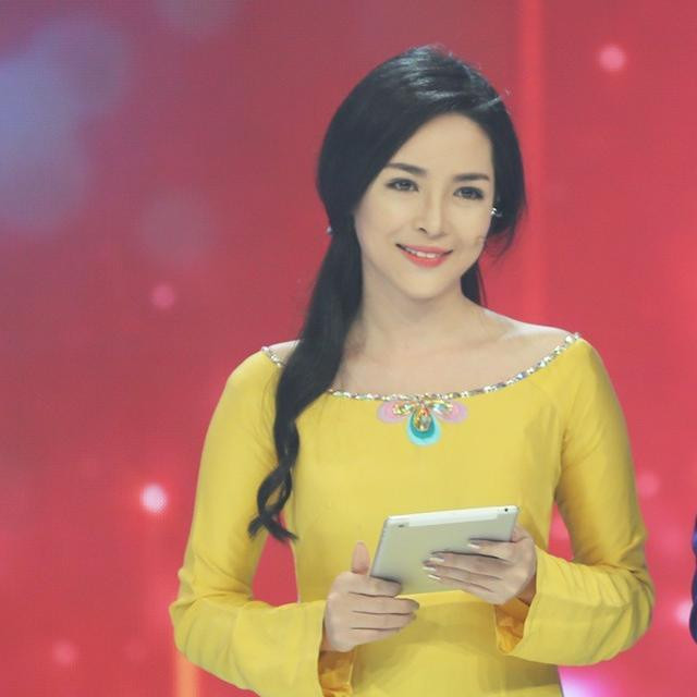 Chắc hẳn các khán giả truyền hình và cư dân mạng Việt Nam vẫn chưa quên Vũ Thanh Quỳnh, sinh năm 1992 - hot girl thẩm mỹ Nam Định rất nổi tiếng từ thời điểm khoảng 2 năm về trước. Bước ra từ chương trình "Change Life" - Thay đổi cuộc sống của Đài truyền hình Việt Nam, từ một một cô gái xấu xí, luôn tự ti, mặc cảm với ngoại hình của mình, Thanh Quỳnh đã trở thành "quý cô" có màn lột xác ngoạn mục, ấn tượng nhất truyền hình Việt và được vô số các trang báo mạng, trang tin chú ý, chọn làm nhân vật trong nhiều bài viết. Ảnh trong bài: Facebook nhân vật.