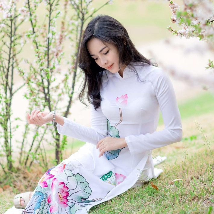 Vậy sau 2 năm kể từ ngày nổi tiếng, hiện tại hot girl thẩm mỹ Vũ Thanh Quỳnh đang làm công việc gì? Đã có thời điểm, Thanh Quỳnh chia sẻ rằng dù có ngoại hình mới xinh đẹp, ấn tượng hơn nhưng cô vẫn khá cô đơn và lận đận trong công việc thiết kế thời trang mà cô đam mê, yêu thích từ lâu. Dù đã thay đổi ngoại hình, thay đổi cả cuộc sống... nhưng Thanh Quỳnh xác định, vẻ bề ngoài cũng không phải là tất cả. Chính vì thế cô nàng đã rất tích cực học tập, trau dồi thêm kiến thức, kỹ năng về lĩnh vực mà cô yêu thích, cùng với đó là những nỗ lực tạo ra những sản phẩm thực tế.