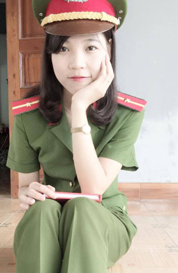 Với danh hiệu Sinh viên xuất sắc toàn khóa sau khi tốt nghiệp trường Cao đẳng Cảnh sát nhân dân I, Nguyễn Thị Nga, 21 tuổi không chỉ vinh dự được thăng hàm vượt cấp lên thiếu úy thay vì thượng sĩ, mà cô còn trở thành một gương mặt trẻ được nhiều bạn trẻ biết đến, khâm phục và mến mộ. Nhờ thành công và sự xuất sắc của mình, Nguyễn Thị Nga cũng là nhân vật được nhiều trang báo trong nước nhắc tới như một nữ sinh cảnh sát xinh đẹp, học tập rèn luyện đều xuất sắc và là một thủ khoa "kép" xứng đáng nhận được những lời khen ngợi từ mọi người.