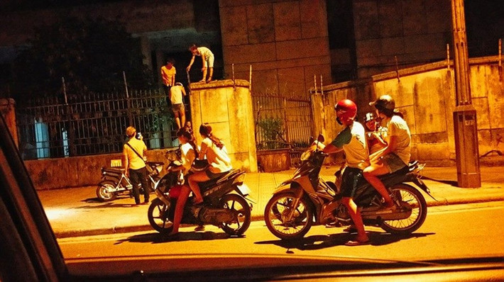 Tuần qua, trên mạng xuất hiện rất nhiều những bức chụp bên ngoài nhà 300 Kim Mã thời điểm khuya muộn. Liên tục có nhiều nhóm thanh niên, bạn trẻ hẹn nhau trèo cổng, leo tường vượt rào để vào bên trong “nhà ma” khám phá. Phong trào tìm đọc các thông tin, khám phá nhà ma 300 Kim Mã trong một thời gian ngắn như rộ lên trong giới trẻ Thủ đô.