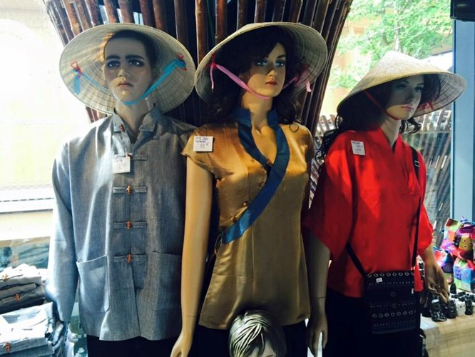 Phản ánh của bà N.T. Oanh, một du khách Việt khi ghé thăm Nhà Việt Nam tại Expo 2015 ở Milan, Italy gây nên rất nhiều tranh cãi trên mạng tuần qua. Bà Oanh bộc lộ, bản thân cảm thấy "xấu hổ" khi "Ngôi nhà Việt Nam" ở hội chợ Expo mang chủ đề thực phẩm tầm cỡ này lại chỉ có "lèo tèo vài thứ hoa quả"... Hơn nữa, trang phục những ma-nơ-canh mặc tại hội chợ hoàn toàn không phải là những trang phục mang tính truyền thống, chẳng khác nào những bộ quần áo của Trung Quốc, các dân tộc khác...