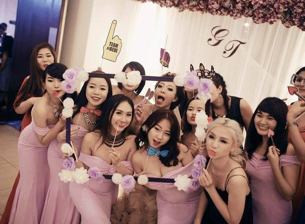 Theo tìm hiểu, dàn phù dâu xinh đẹp này xuất hiện trong đám cưới của một cô dâu tên Trân và chú rể người ngoại quốc tên Guilaume tại TP HCM. 12 cô gái xinh đẹp sắm vai phù dâu trong bộ váy hồng là ý tưởng của cô dâu Trân.