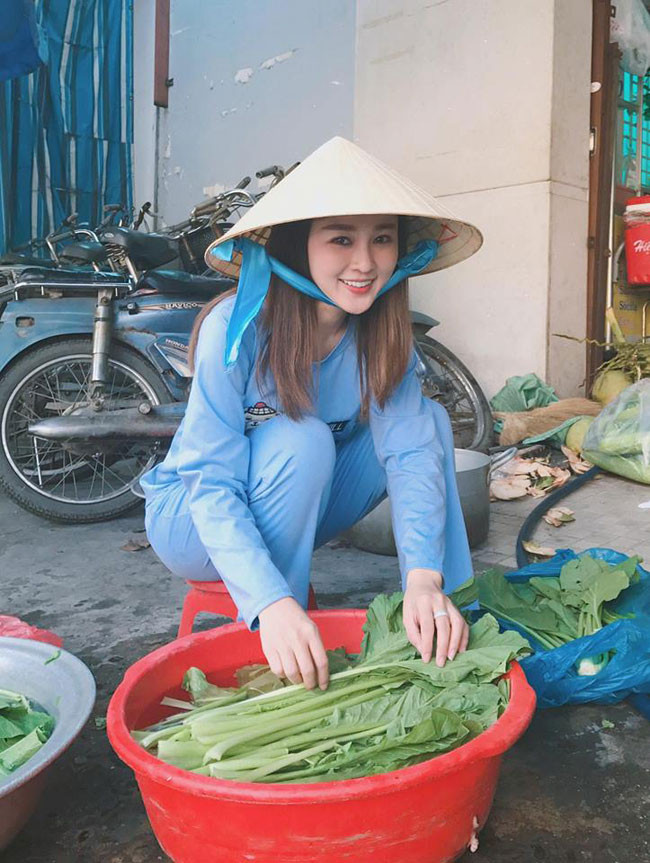Ribi Sachi (tên thật là Nguyễn Thủy) là hot girl Việt được biết đến khi tham gia MV nổi tiếng của Chi Dân mang tên "Điều em biết" và hàng loạt series phim hài ngắn. "Hot girl phố núi" gắn liền với hình ảnh xinh lung linh nên khi chia sẻ bức ảnh làm việc nhà, đã khiến người hâm mộ bất ngờ.