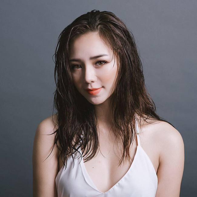 Cô nàng vốn gắn liền với hình ảnh sexy, bốc lửa. Chính vì đã quá quen thuộc với hình ảnh gợi cảm như thế này nên khi thấy Quỳnh Cool hóa thân thành "gái quê", người hâm mộ không khỏi bất ngờ.