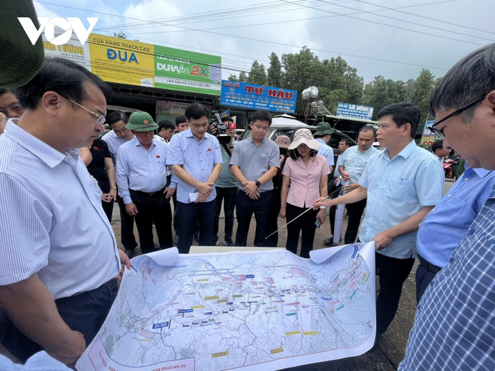 Trong báo cáo Bộ Giao thông vận tải gửi đoàn công tác Ủy ban Kinh tế của Quốc hội mới đây cho biết, chi phí giải phóng mặt bằng dự án đường cao tốc Biên Hòa - Vũng Tàu dự kiến tăng khoảng 3.670 tỉ đồng so với tổng mức đầu tư đã được phê duyệt, khiến dự án phải điều chỉnh chủ trương đầu tư. (Trong ảnh là đoàn công tác của Quốc hội kiểm tra dự án cao tốc Biên Hòa - Vũng Tàu). (Ảnh: VOV).