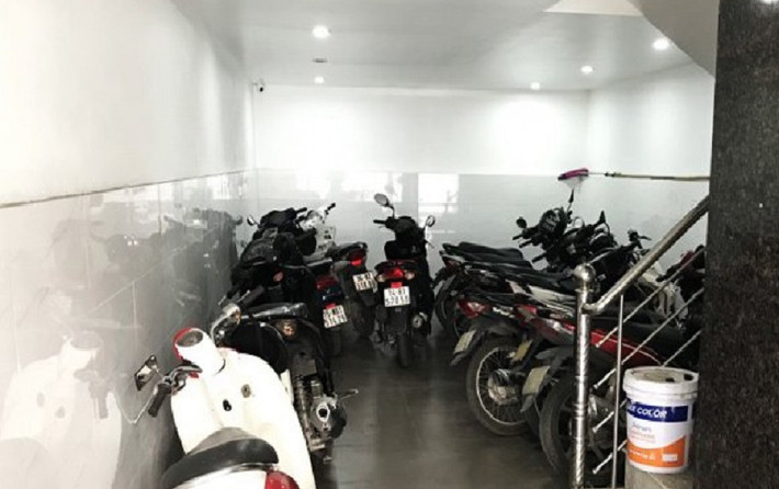 Tầng 1 của chung cư mini thường để xe chật hết lối đi. Cầu thang nhỏ để rác bừa bộn, nếu có chập cháy rất khó thoát ra ngoài.