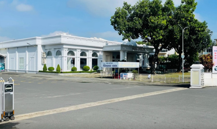 Nhà hàng Eros Palace được Sở Xây dựng Đồng Nai cấp giấy phép xây dựng tạm, trong đó ràng buộc điều kiện chủ đầu tư cam kết tự tháo dỡ khi cần thiết, không yêu cầu bồi hoàn. (Ảnh: Giao thông).
