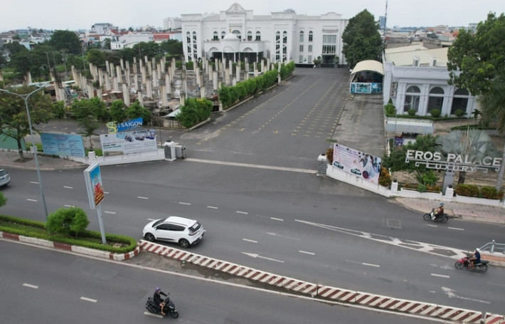Dự án khu phức hợp thương mại, dịch vụ và căn hộ cao cấp tại đường Đồng Khởi, phường Tân Tiến (TP Biên Hòa, tỉnh Đồng Nai) do CTCP Xây dựng dân dụng công nghiệp số 1 Đồng Nai làm chủ đầu tư với số vốn khoảng 679 tỷ đồng, thời gian thực hiện từ năm 2016-2022. (Ảnh: PLO).