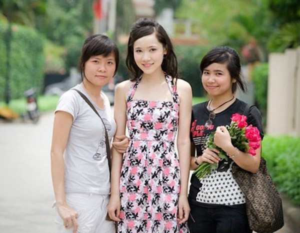 Đang làm công việc trong ngành điện ảnh quân đội, nhưng cô Hải Thanh lại có nghề tay trái là luyện chữ đẹp cho học sinh, những người có nhu cầu. Cô đã theo đuổi công việc này nhiều năm qua và giúp rất nhiều học sinh cải thiện chữ viết, tham dự nhiều cuộc thi viết chữ đẹp và giành giải thưởng.