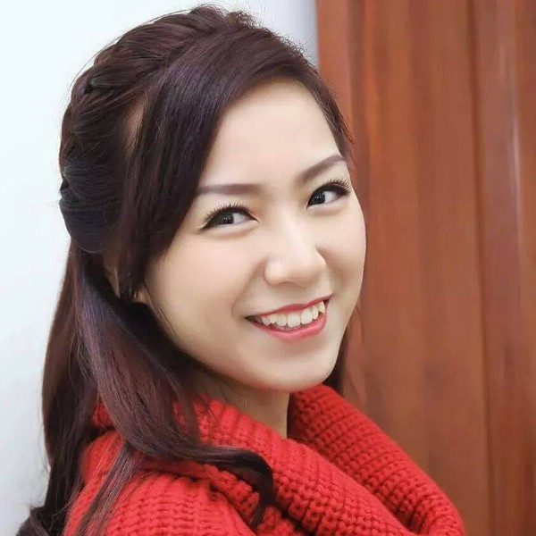Còn trẻ và rất xinh đẹp, cô giáo Thanh hương có khuôn mặt rạng rỡ và nụ cười rất duyên. Cô giáo dáng người mẫu sở hữu chiều cao 1m70 và xinh đẹp chẳng kém gì các hot girl trong nhiều bức ảnh chụp cùng học sinh, đồng nghiệp.