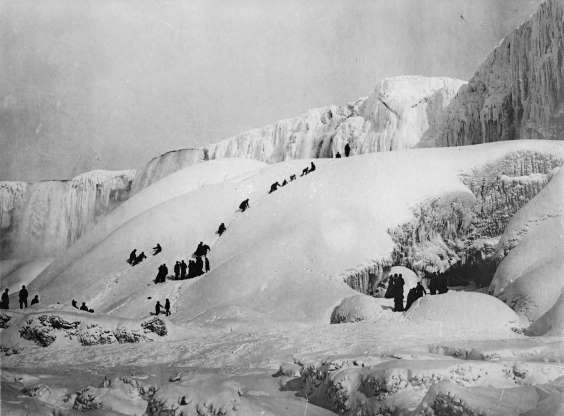 Mọi người đang chơi đùa ở thác nước Niagara đóng băng năm 1919./.