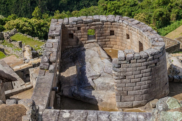 6. Pháo đài Machu Picchu là một thành phố cổ của người Inca có từ thế kỷ 15 nằm ở Dãy núi phía Đông ở miền nam Peru trên một sườn núi cao. Machu Picchu được xây dựng theo phong cách cổ điển của người Inca, với những bức tường đá khô được đánh bóng.