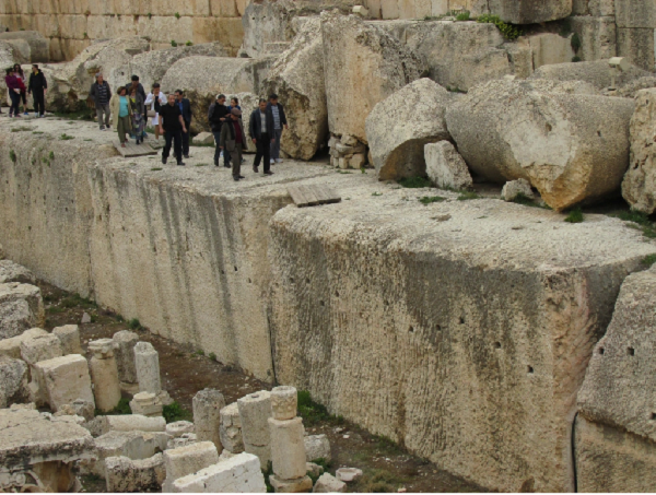 5. Khối cự thạch cổ Baalbeck (Lebanon). Người La Mã đã cho xây dựng 3 đền thờ Baalbeck ở Lebanon có niên đại từ 2000 năm trước công nguyên. Điều bí ẩn đối với các nhà khoa học là không biết người ta đã làm thế nào để xẻ, đẽo tạc và vận chuyển những khối đá có trọng lượng tới 350 tấn qua hàng dặm, nâng lên tới độ cao 7m, để đặt bên trên những tảng đá nhỏ hơn.
