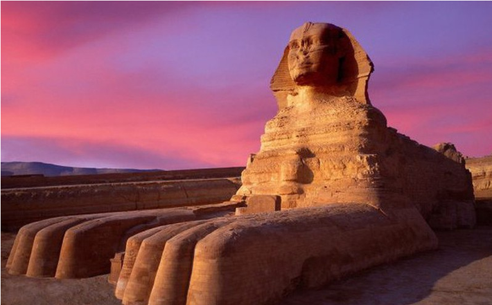 1. Tượng nhân sư Great Sphinx được tạc với hình dáng đầu người, thân sư tử nằm trong tư thế phủ phục canh gác cho đền thờ vua Pharaoh Khafre trên cao nguyên Giza, bờ Tây sông Nile, Ai Cập. Từ tiếng Anh “Sphinx” bắt nguồn từ tiếng Hy Lạp cổ dựa trên truyền thuyết cho rằng nhân sư Hy Lạp đã bóp cổ bất kỳ ai không trả lời được câu đố của nó.