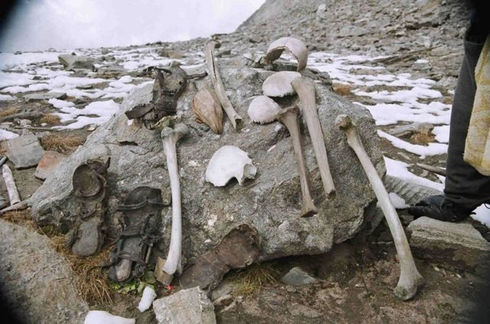 10. Hồ xương người. Hồ Roopkund nằm ở độ cao hơn 5km so với mực nước biển, thuộc dãy núi Himalaya, địa phận Ấn Độ. Kể từ khi được phát hiện vào năm 1941, nó đã khiến các nhà nghiên cứu "đau đầu". Qua kiểm nghiệm, các bộ xương này có niên đại từ năm 850 sau Công Nguyên. Không ai biết vì sao có nhiều người chết chung như vậy, chỉ thấy mỗi hộp sọ đều có vết rạn vỡ nhỏ như bị giết bằng cú đánh.