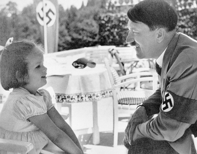 Trùm phát xít Hitler mỉm cười trò chuyện vui vẻ với một cô bé khi ghé thăm Obersalzberg.
