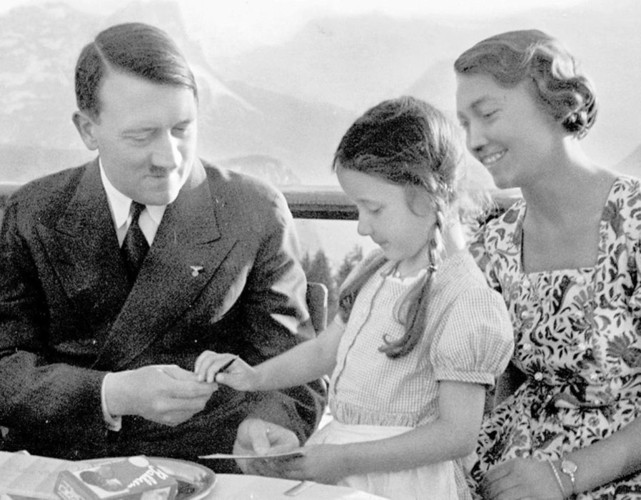Khoảnh khắc thân thiện giữa trùm phát xít Hitler và mẹ con một cô bé dưới góc máy của các nhân viên tuyên truyền trong Đức Quốc xã.