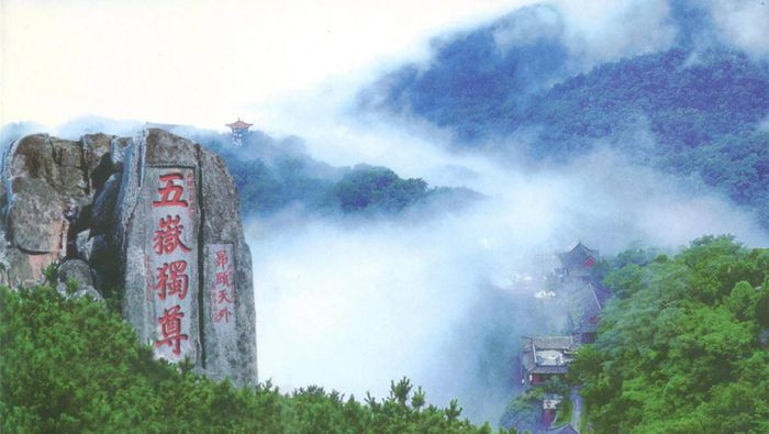 Với tổng diện tích hơn 420 km2, nằm ở đồng bằng sông Hoàng Hà, miền Trung của tỉnh Sơn Đông, Trung Quốc, núi Thái Sơn bao gồm nhiều dãy núi hùng vĩ. Vì vậy, người xưa còn gọi ngọn núi này là “cột chống trời”.